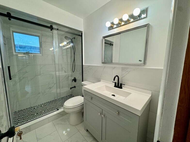 Building Photo - 331 Capitol St