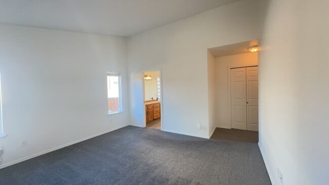 Building Photo - Charming 3 Bedroom / 2 Bathroom Home in NW Redmond