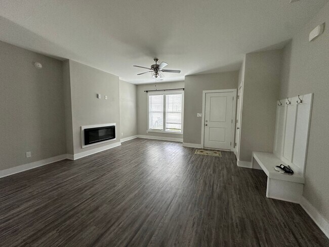 Building Photo - Spacious unit in English Commons! Close to...