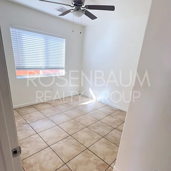 Building Photo - Beautiful 3-bedrooms, 2-baths duplex home ...