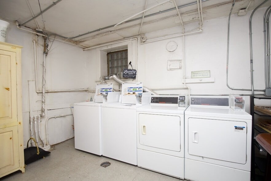 Building Photo - 919 W Newport Ave