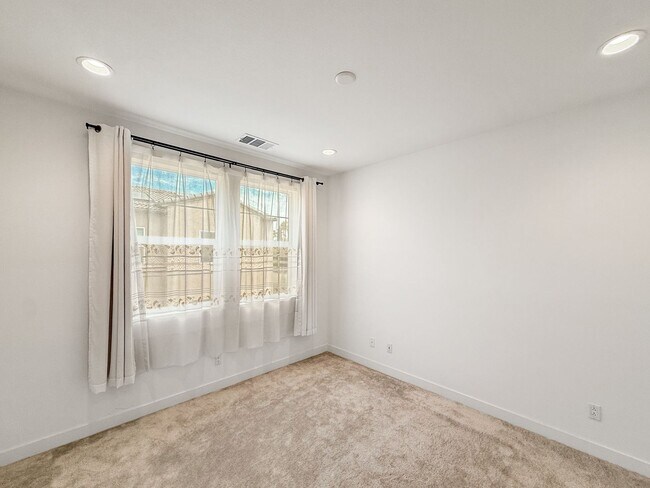Building Photo - Newly Constructed 2B/2.5BA Townhome in Esc...