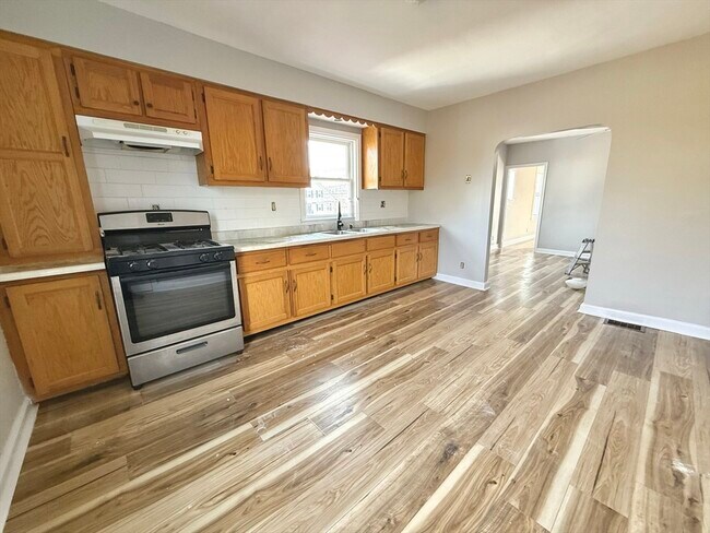 Building Photo - 13 Brooks Ave