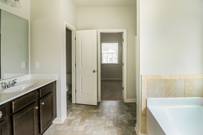 Building Photo - 10 Glen Abbey Cir