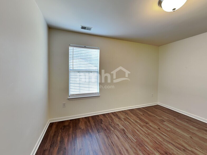 Building Photo - 16 Hawkesbury Rd