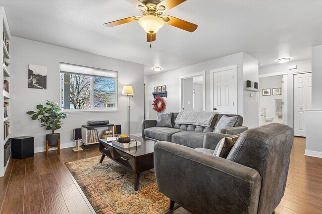 Building Photo - Low-Maintenance Upgraded 3-Bedroom Home Near Downtown Loveland
