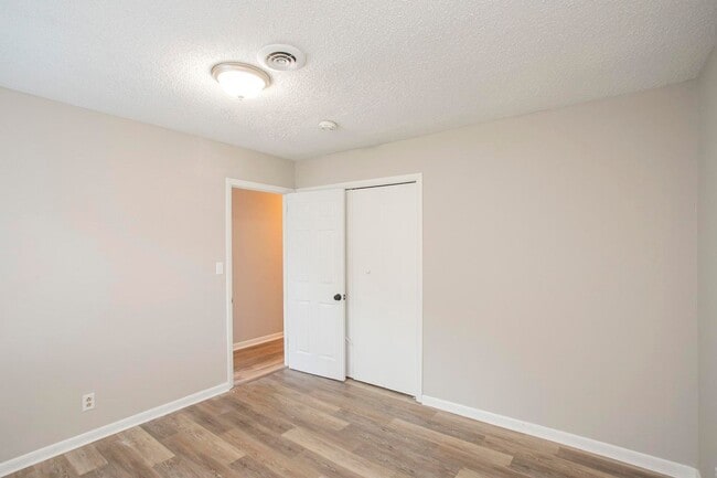 Building Photo - 421 Raintree Dr