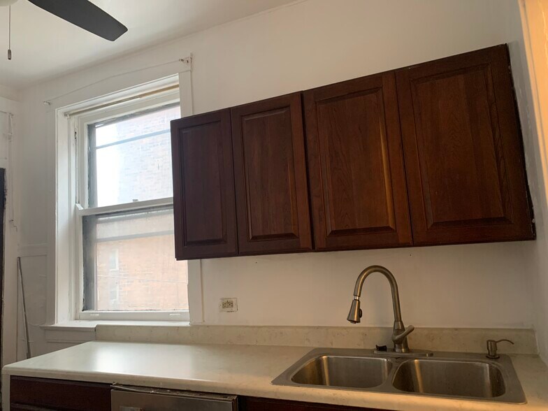 Building Photo - 7014 S Oglesby Ave