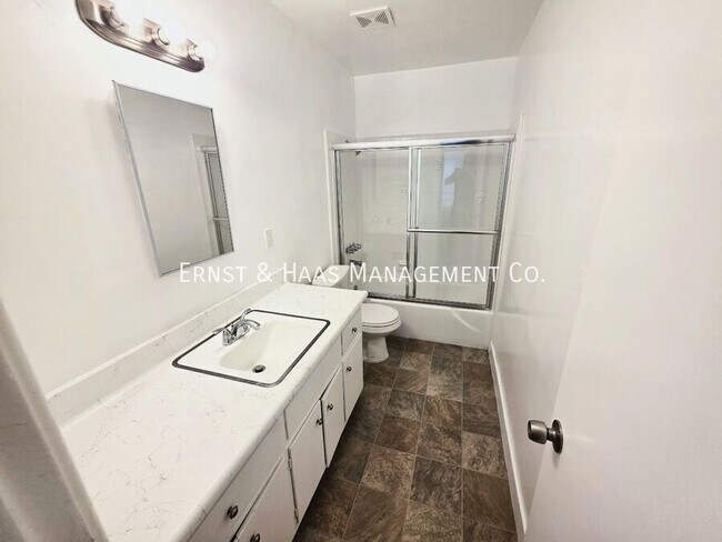 Building Photo - 240 E Burnett St