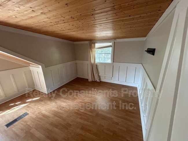 Building Photo - 2461 Lyndhurst Ave