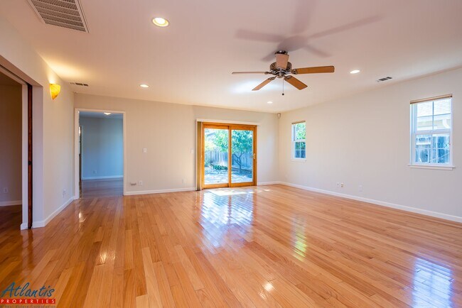 Building Photo - Gorgeous Home | Hardwood Flooring | A/C | Prime Location