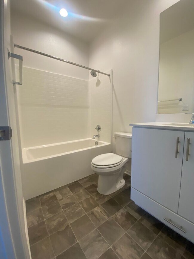 Building Photo - Like New 2 Bed 2 Bath Condo in Temecula
