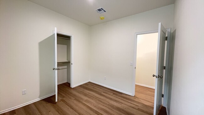 Building Photo - 3 Bedroom 2 Bath 2 Car Garage Duplex in Gr...