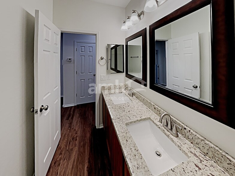 Building Photo - 1232 W Desert Hollow Dr