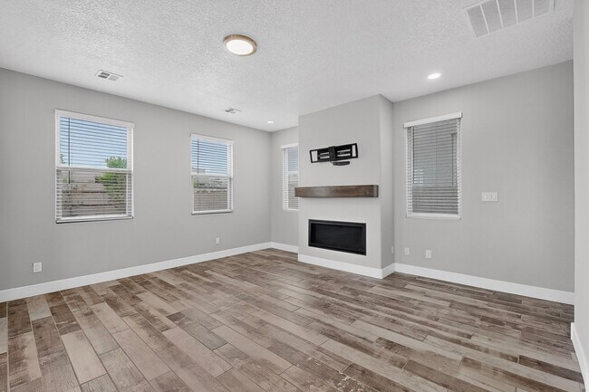 Building Photo - 5603 Linq Ct NE