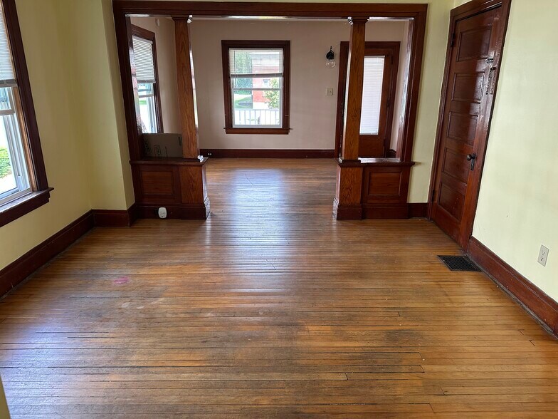 Building Photo - 31 Dix Ave