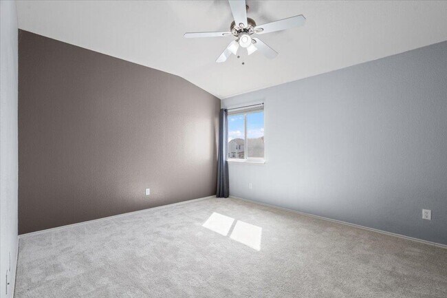 Building Photo - 633 Fairway