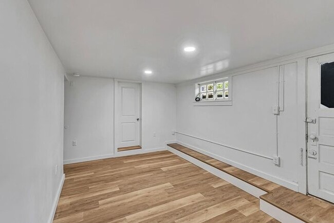 Building Photo - 1 Bed/1 bath Basement unit in Downtown Victorian Home!