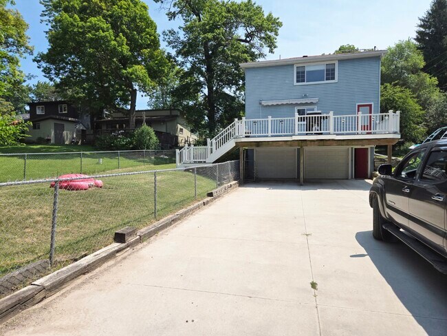 Building Photo - 1125 S Long Lake Blvd