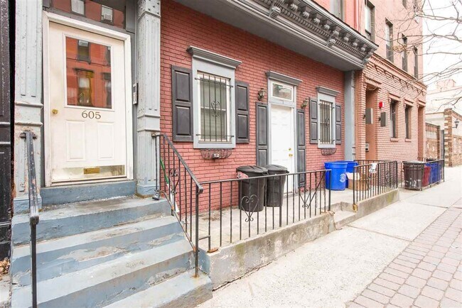 Building Photo - 605 1st St