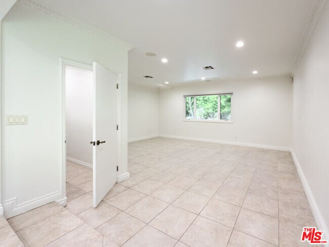 Building Photo - 1094 Garden Ln