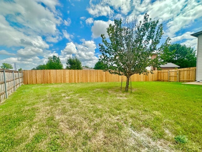 Building Photo - 3 BED 2.5 BATH WITH FRESH PAINT AND NEW AP...