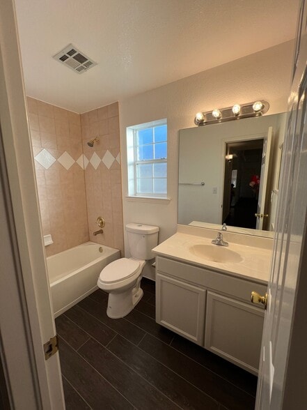 Building Photo - 7115 Oval Rock Dr