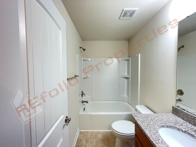 Building Photo - Beautiful 3 Bedroom, 2.5 Bathroom Townhome...