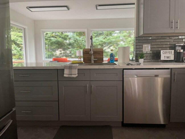 Building Photo - 3201 SW Sherwood Pl