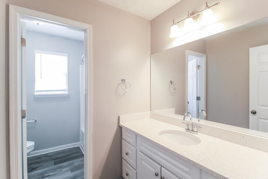 Building Photo - 3505 Creekview Dr