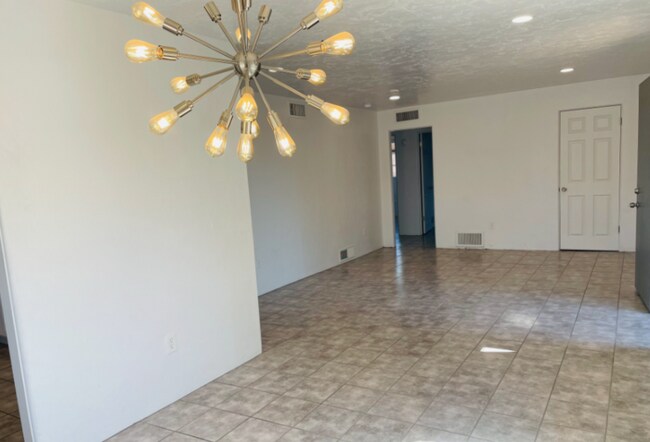 Building Photo - Expansive Elegant and Modern Stunning 3 Bedroom 2 Bath Townhome