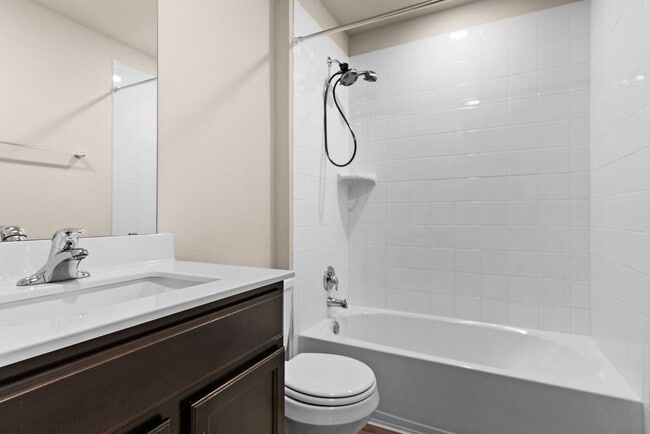 Building Photo - 4 bedroom 2 bath in Creekside Hills with Pool Access