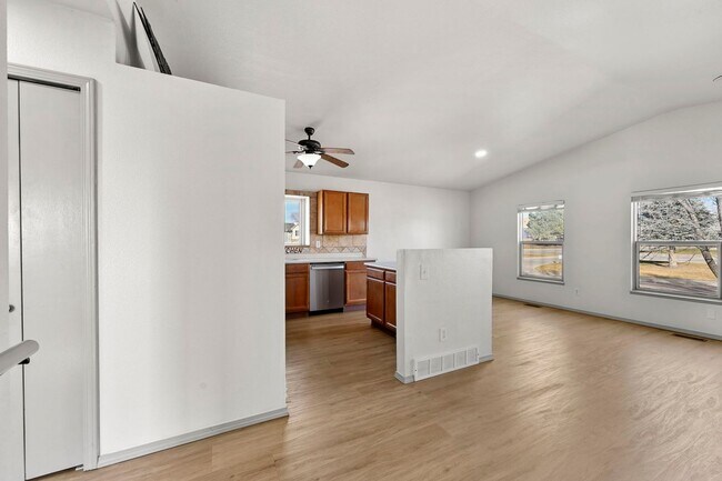 Building Photo - 330 Putnam Dr