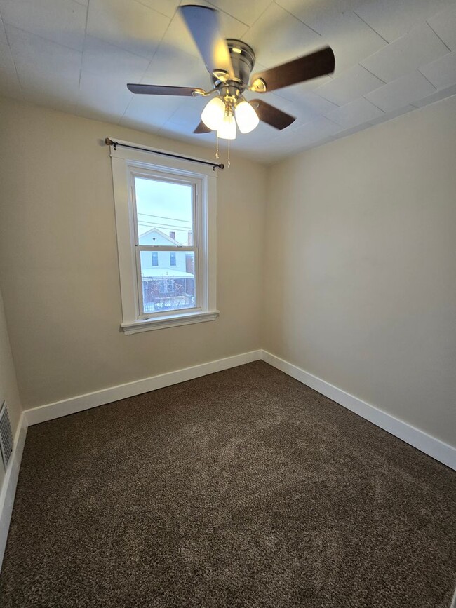 Building Photo - Newly renovated Beechview Home with Bonus ...