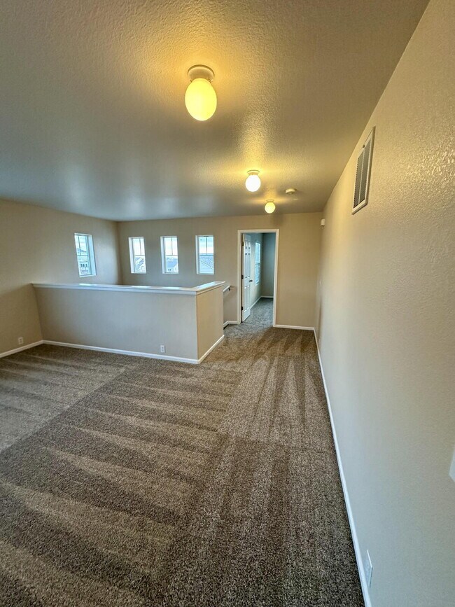 Building Photo - Stylish 2 bedroom end corner Townhome w/Loft  80923