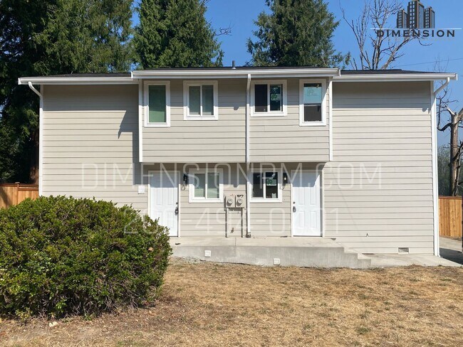 Building Photo - Newly Refreshed 2 Bed Duplex