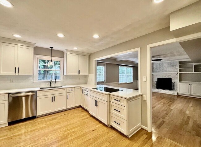 Building Photo - 965 Commodore Dr