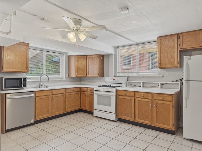 Building Photo - Beautiful 2 Bed, 1 Bath Garden-Level Apartment in Sunnyside!