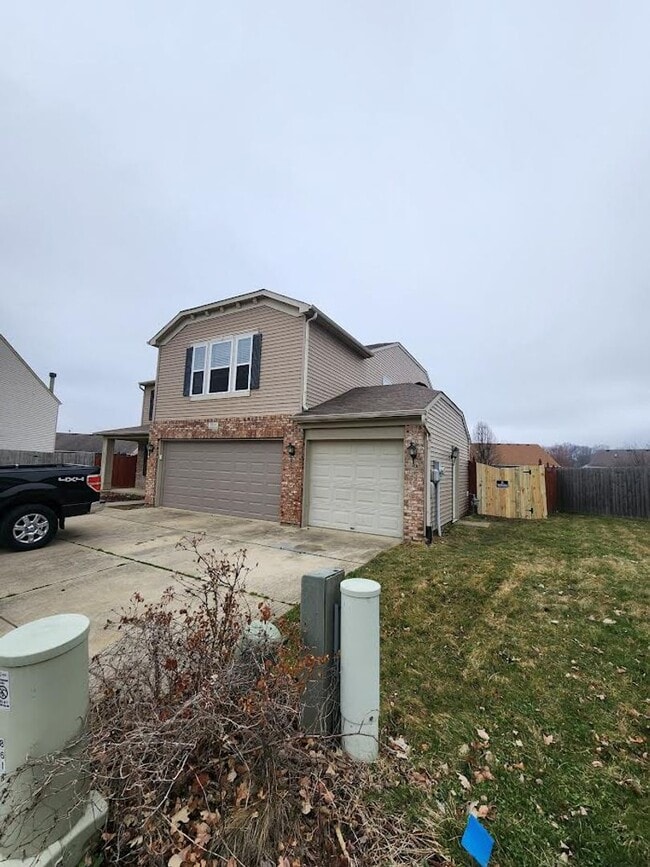 Building Photo - Lovely 4br/ 2.5 bath Single family home Ne...