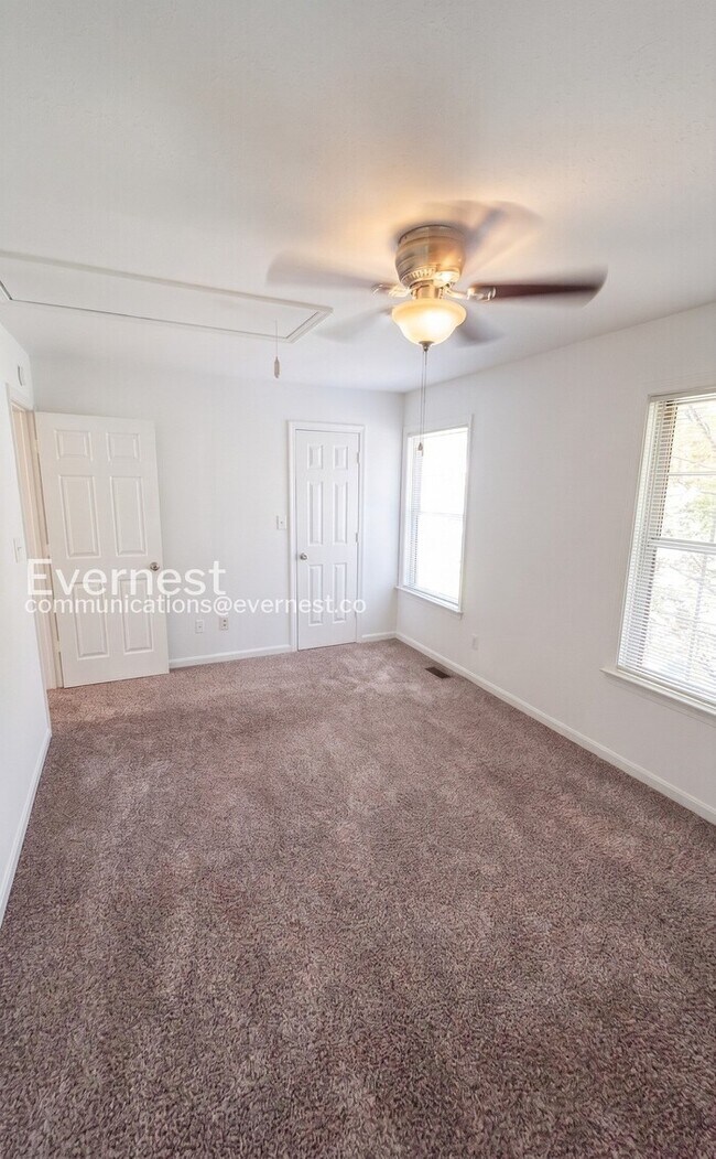 Building Photo - 3 Bed, 3.5 Bath Townhome with Modern Amenities / Available Now!
