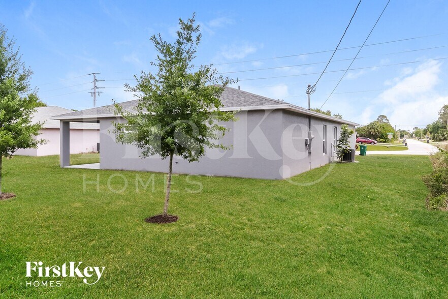 Building Photo - 4522 SW Savona Blvd