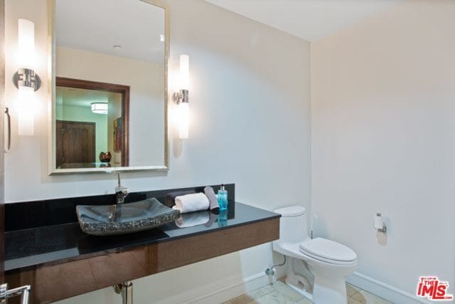 Building Photo - 447 N Doheny Dr