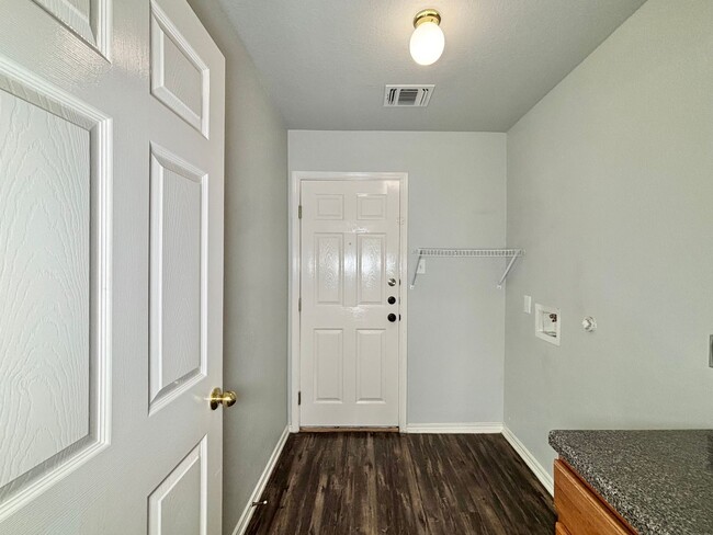 Building Photo - Gorgeous 3 bedroom with loft!