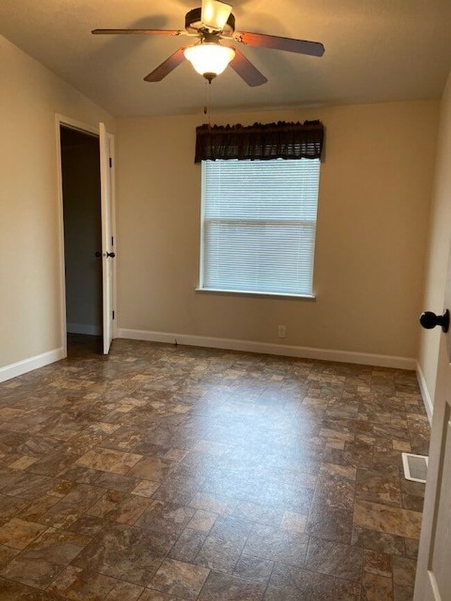 Building Photo - Hellgate Elementary School Area - 3 Bed, 2 Bath, Garage and a Fenced Yard