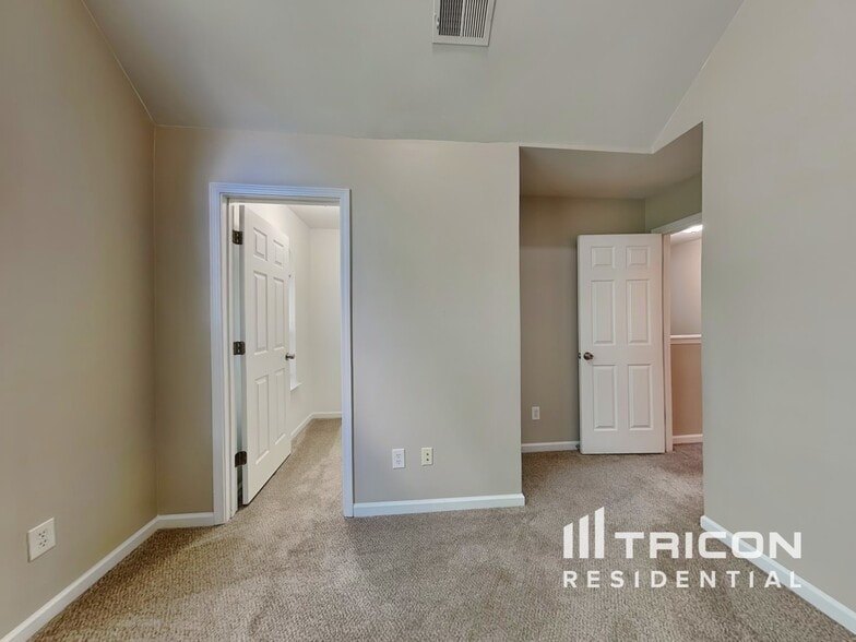 Building Photo - 146 Madelia Pl