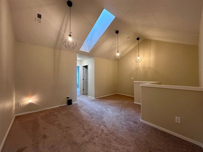 Building Photo - 1/2 off first months rent!! | Modern Comfort Meets Convenience in Beaverton Townhouse 2 Bed 2.5 B...