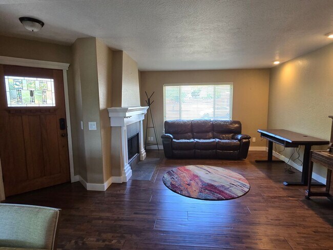 Building Photo - 3 bed 2.5 bath  Home for Rent in Grants Pass