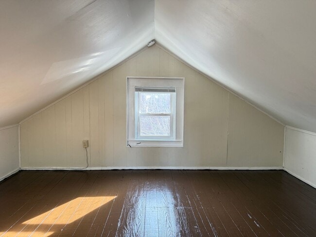 Building Photo - 839 E Walnut St