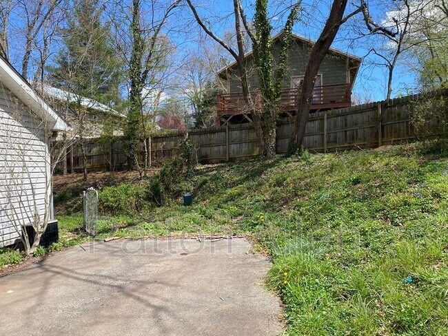 Building Photo - 105 Salola St