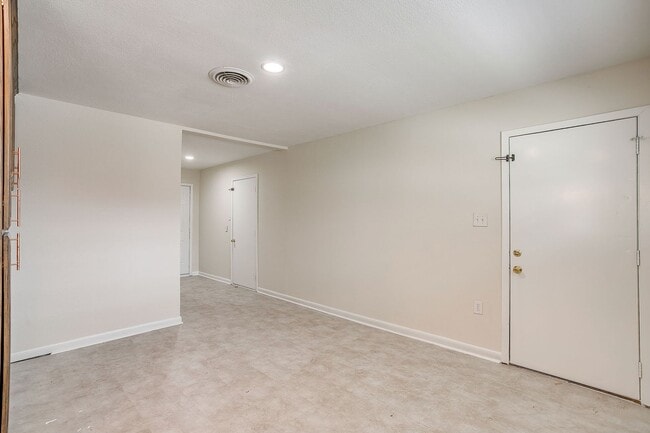 Building Photo - Ready for New Tenant- 3 Bedroom, 2 Bath Home in near Arlington Heights- 76107